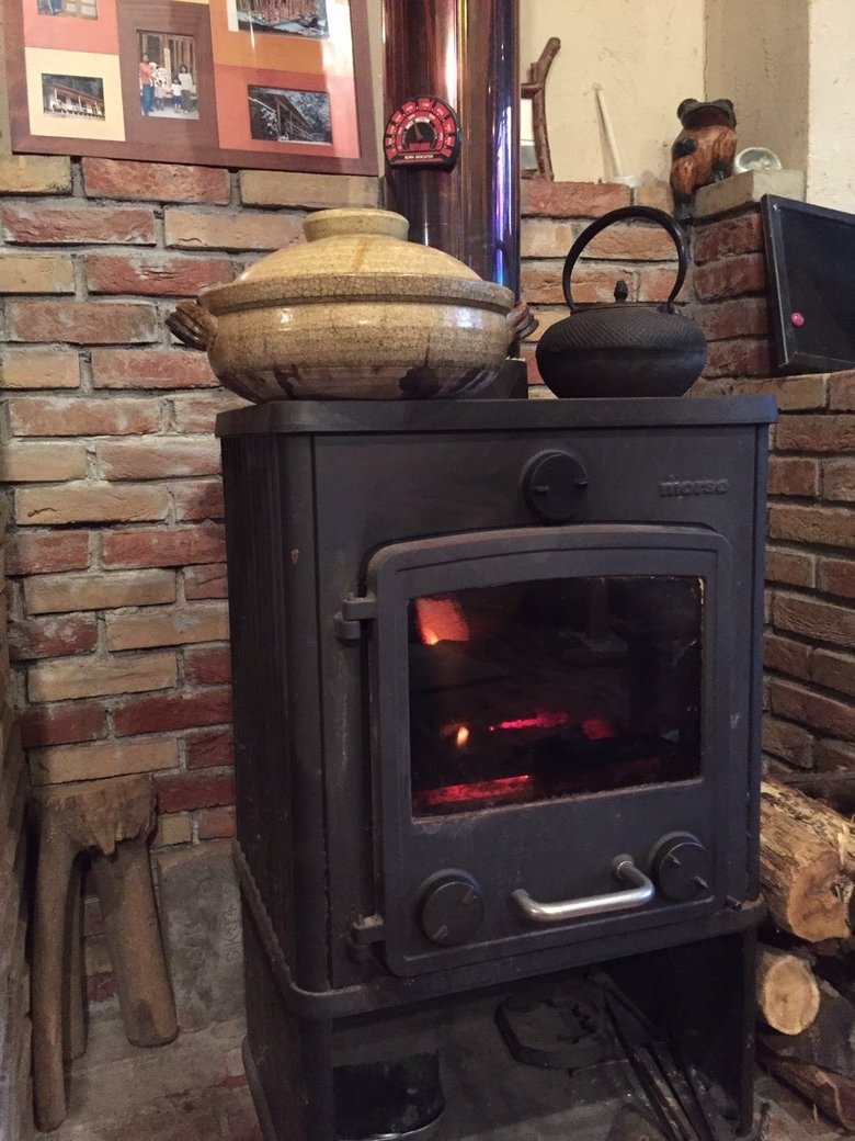 暖房器具でもあり調理台にもなる薪ストーブ