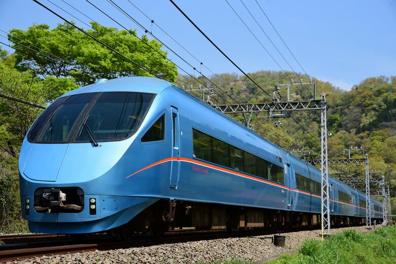 フェルメール・ブルーがひと際鮮やかな特急ロマンスカー・MSE(60000形)