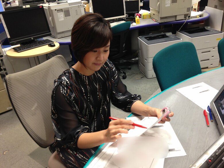 オンエア前に報道センターで原稿のチェックをする石本さん