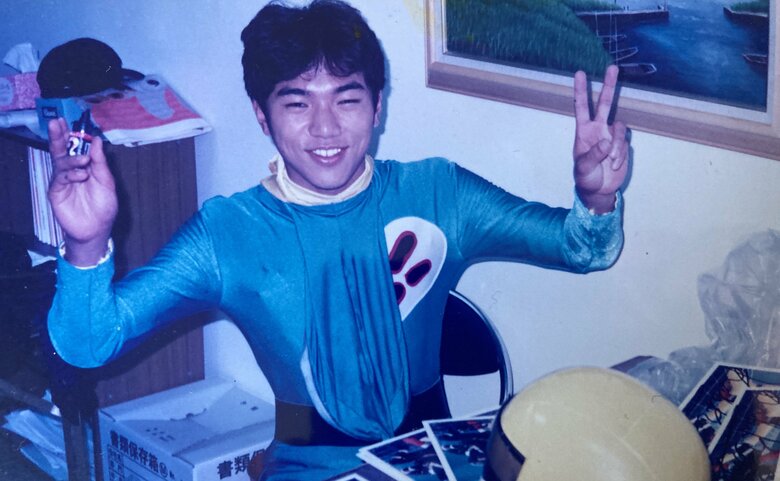 撮影の合間ダブルピースを決める清水さん