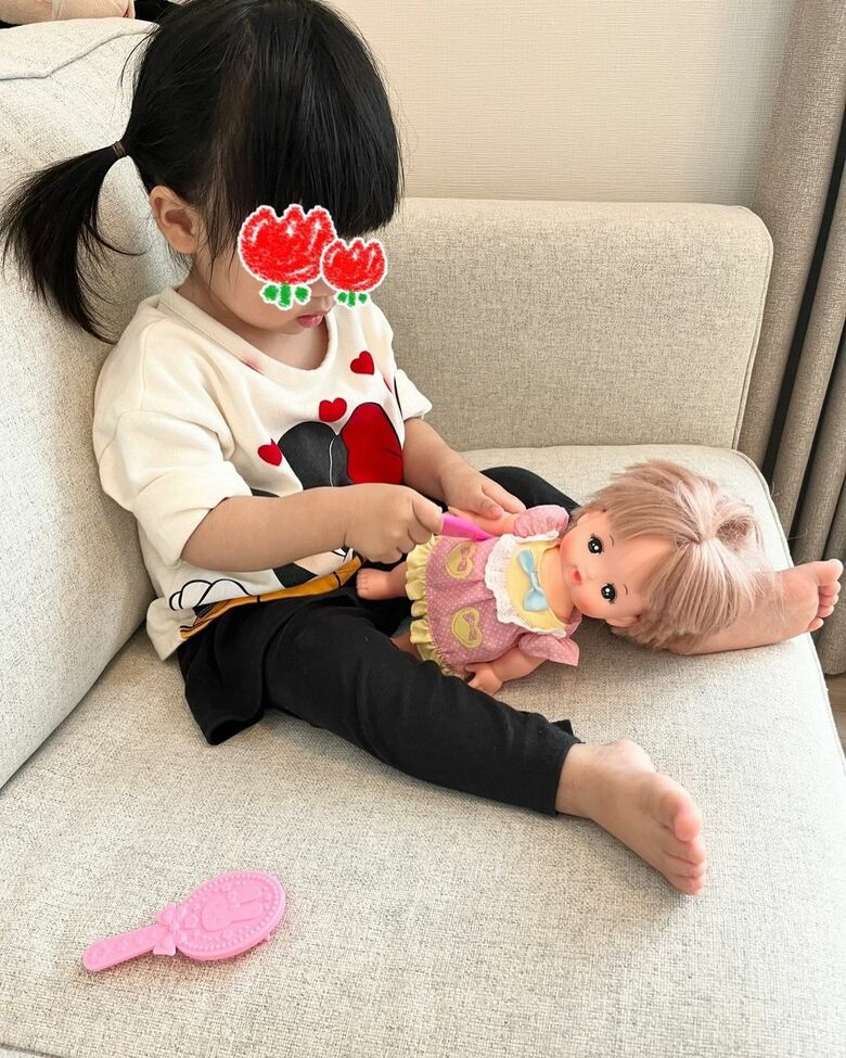 メルちゃんに夢中の長女