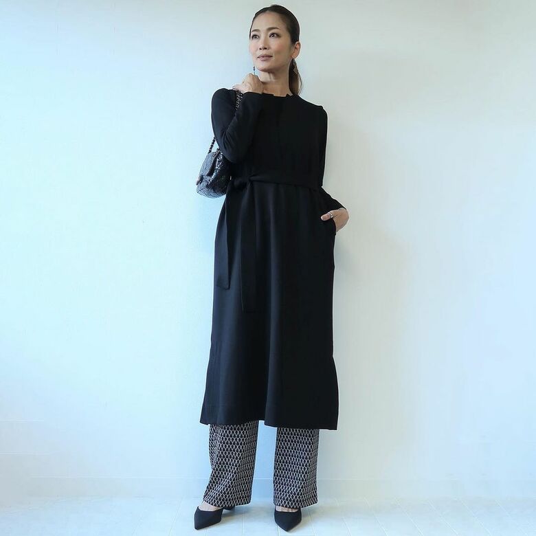 服のポイントをより良く見せるためのポージングも追求（Instagramより）