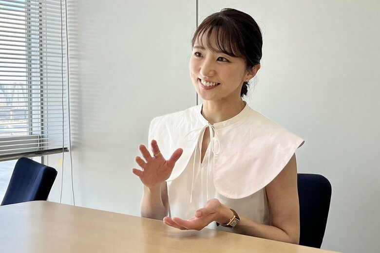インタビューに応える松村未央アナ