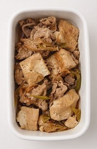 鍋にご飯以外のすべての材料を入れ、火にかける。豚肉をほぐしながら中火で煮て、沸騰したらアクをとり、弱火で10分煮る。煮汁がなくなったら火を止める。耐熱容器などに入れて冷蔵室で保存する。