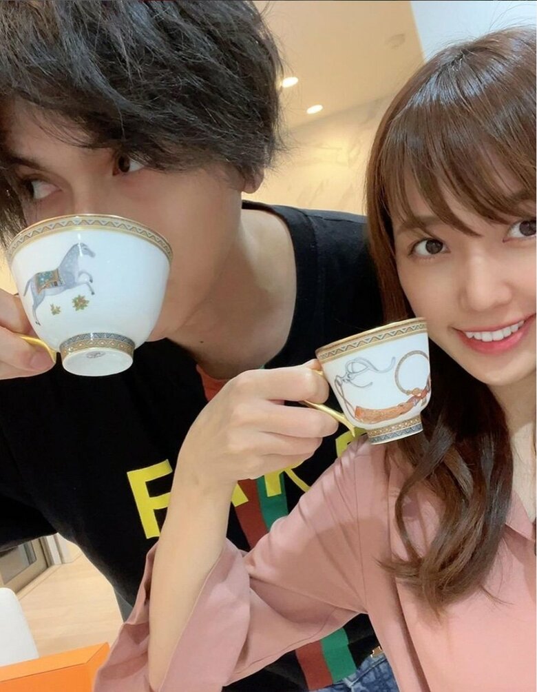 夫婦でティーカップを手に