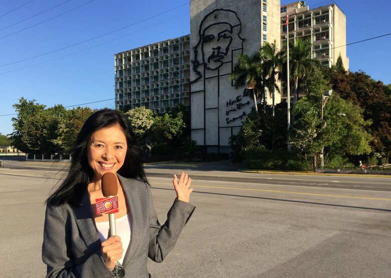 キューバでのロケの際にリポートをする阿部さん