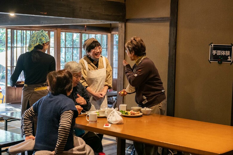 お客さんと楽しく話す枝元さん