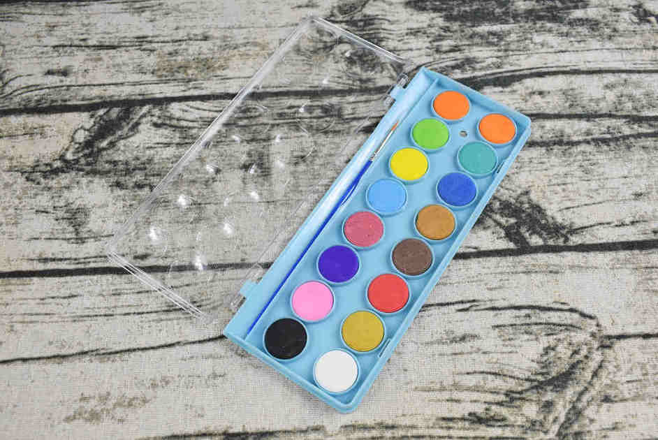 ダイソーの固形タイプ カラフル絵の具の開封画像