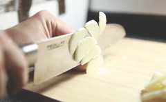 にんにくで！超簡単な無限レシピ「やめられない！箸が止まらない」