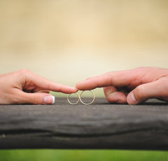 加齢臭もするのに若い女性と釣り合うという勘違い…年上夫に悩む女性に辛辣な声