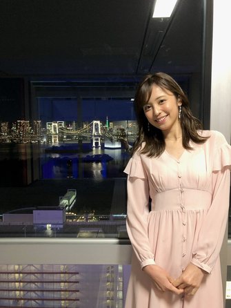 フジテレビアナウンサー 久慈暁子　直筆サイン色紙　中サイズ　18×21cm 久慈暁子フジテレビアナウンサー、カレンダーにサイン