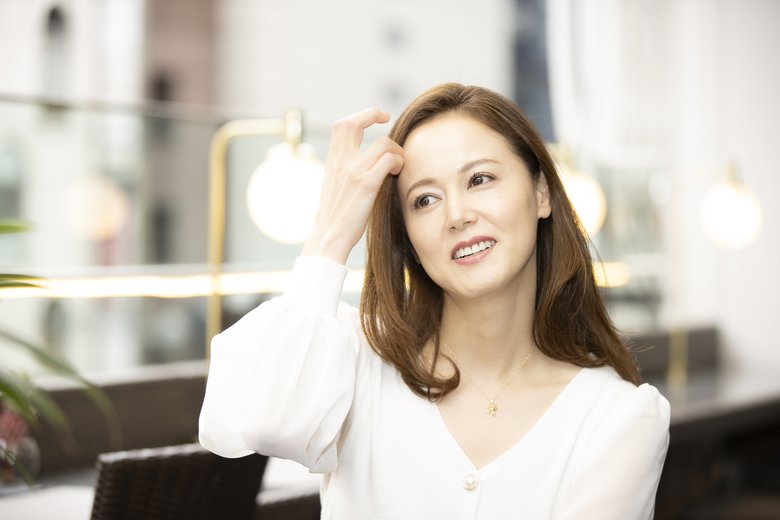銀座でインタビューを受ける小田茜さん