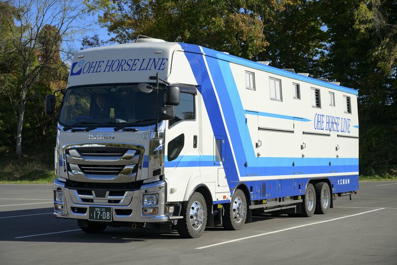 馬のストレス軽減や安全性を重視した競走馬輸送専用車