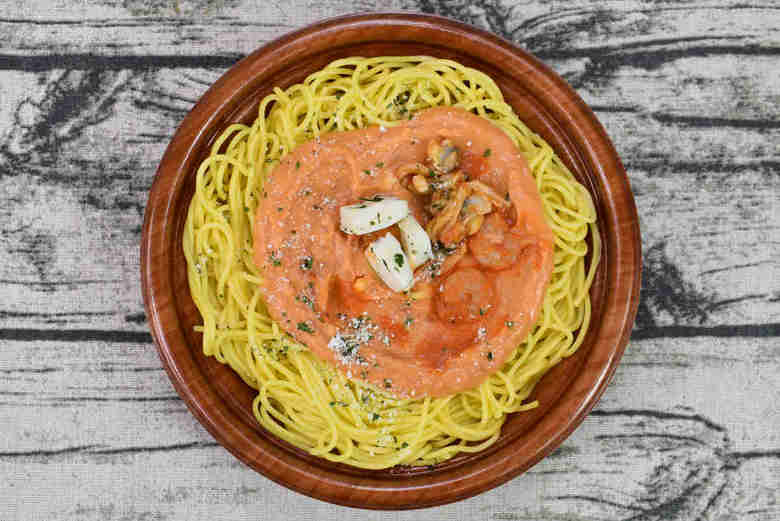ファミマで人気のパスタ生パスタ 3種魚介のトマトクリームの実物画像02