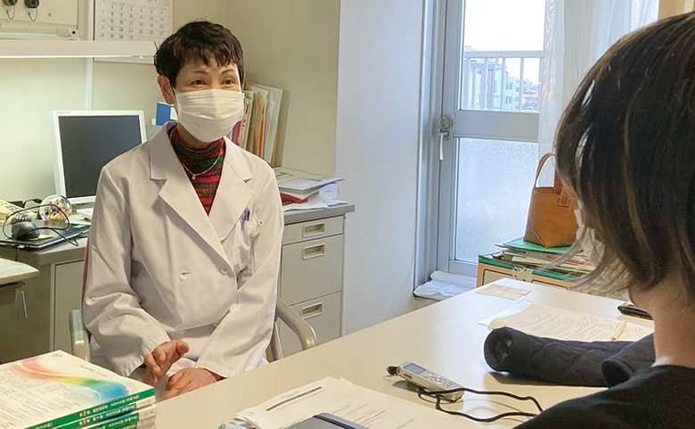 取材に応じる五十嵐先生