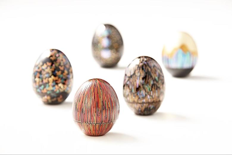 イースター・エッグのような卵形の香合。蒔絵のさまざまな技術を駆使して、雨や太陽の光、山、雪など自然の美しい場面が描かれている