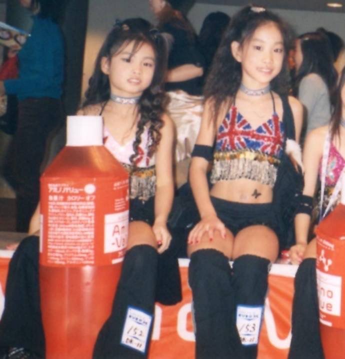 衣装も髪型もお似合い！可愛すぎる平井姉妹。（写真右が姉のhanaさん、写真左が妹のMOMOさん）