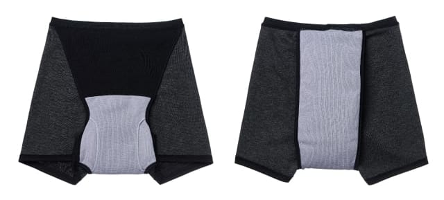 「ベア」のジュニア用吸水ショーツを裏返した状態。左が前側、右が後側