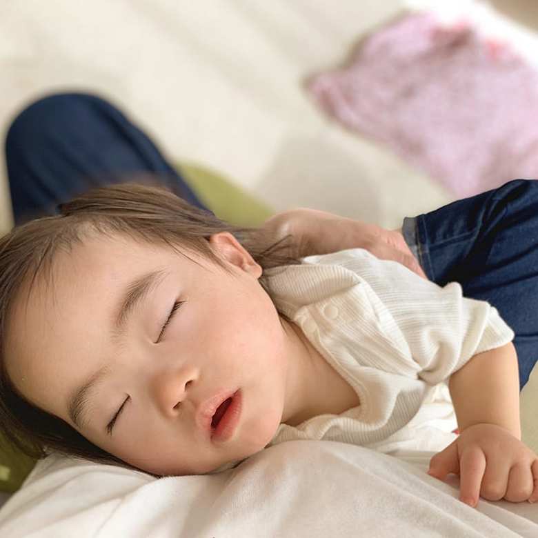 荒絵里さんのInstagramより（2021年4月26日撮影 愛子ちゃん1歳4か月）