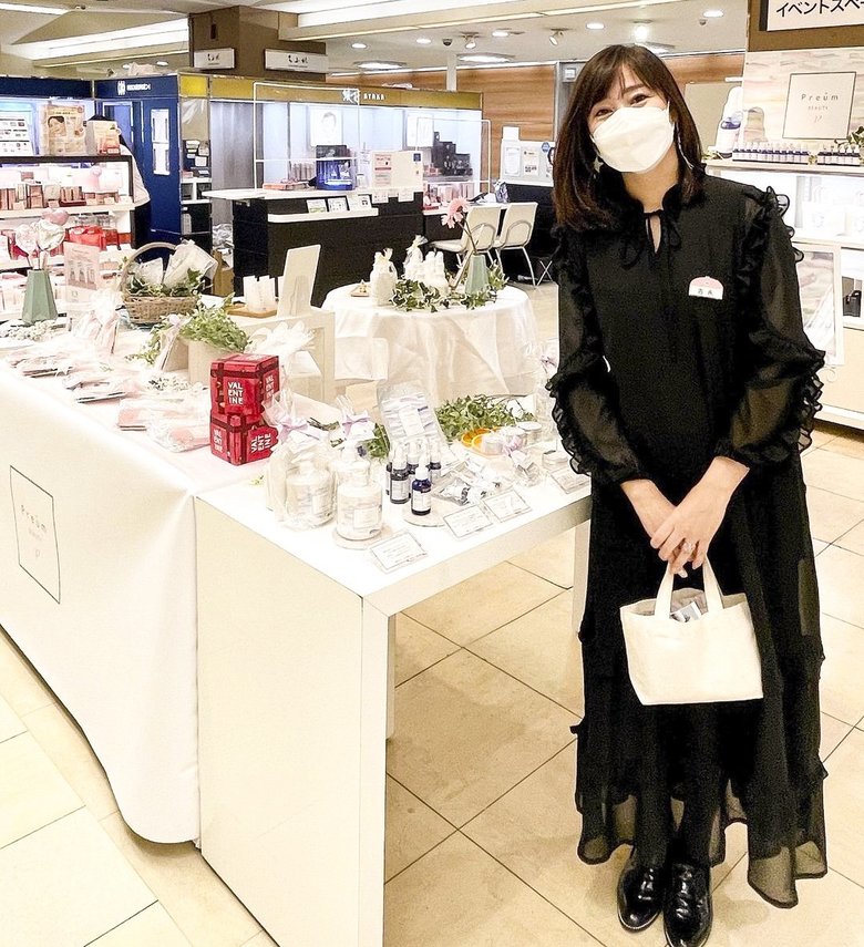 百貨店で化粧品の店頭販売をすることも