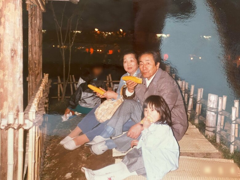 幼少期、里親とお出かけしたときの1枚