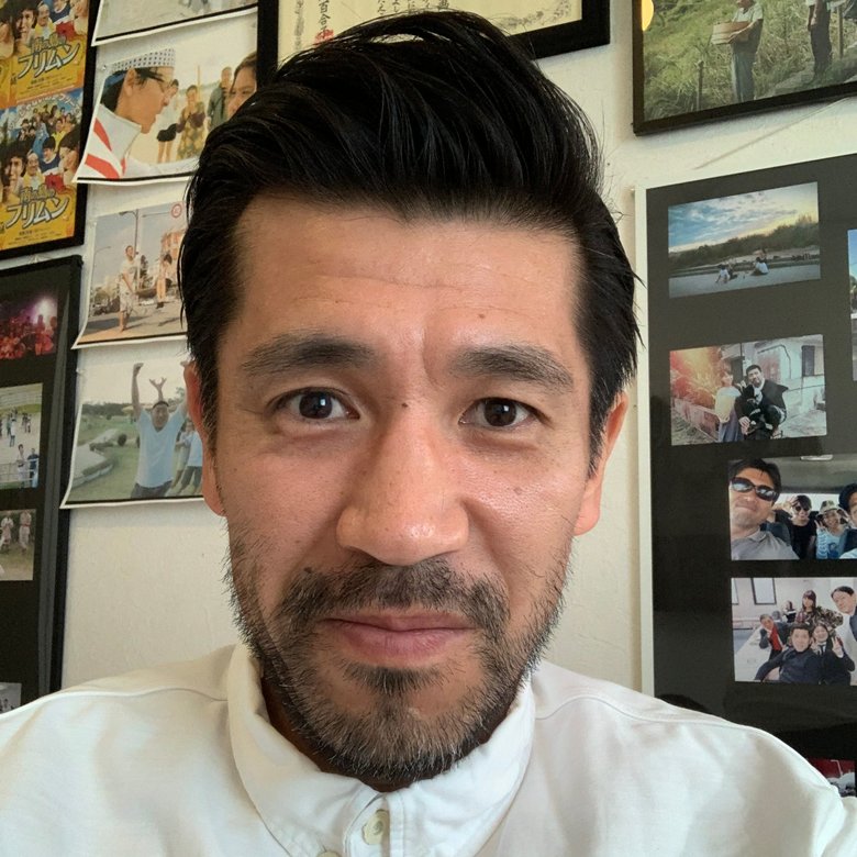 コロナ禍にはヒゲを伸ばしたというお茶目なゴリさん。自身の部屋での一枚