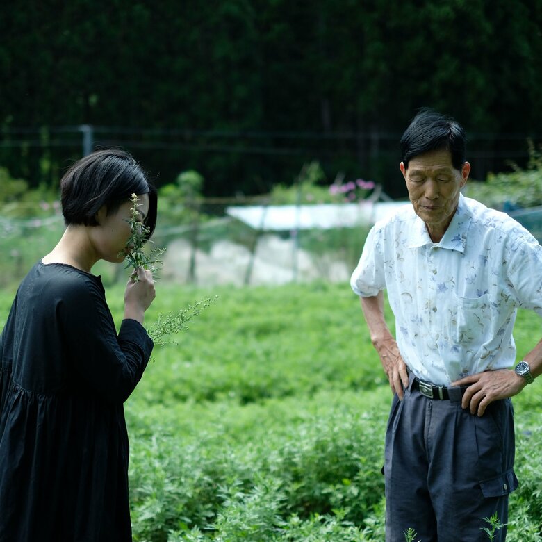 よもぎの生産者さんと話す松本さん