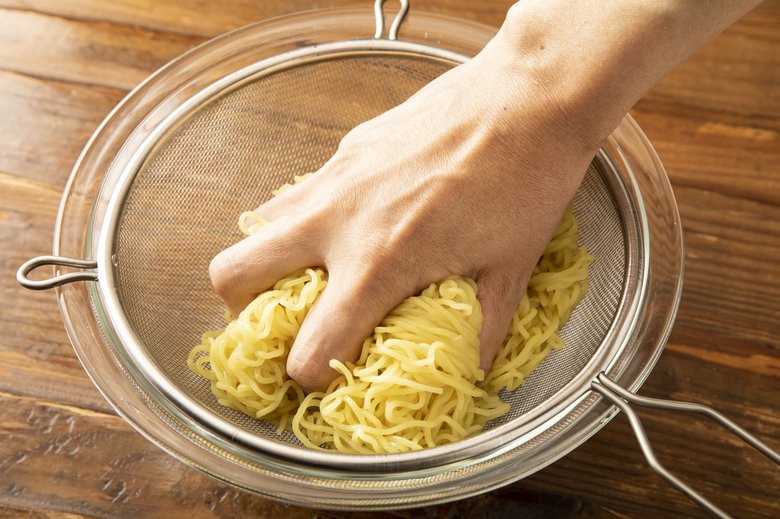 鍋に湯を沸かし、中華麺を袋の表示通りに茹でる。ザルにあげ、氷水でしめる。麺をザルに押しつけるようにして、しっかり水けをきる。
