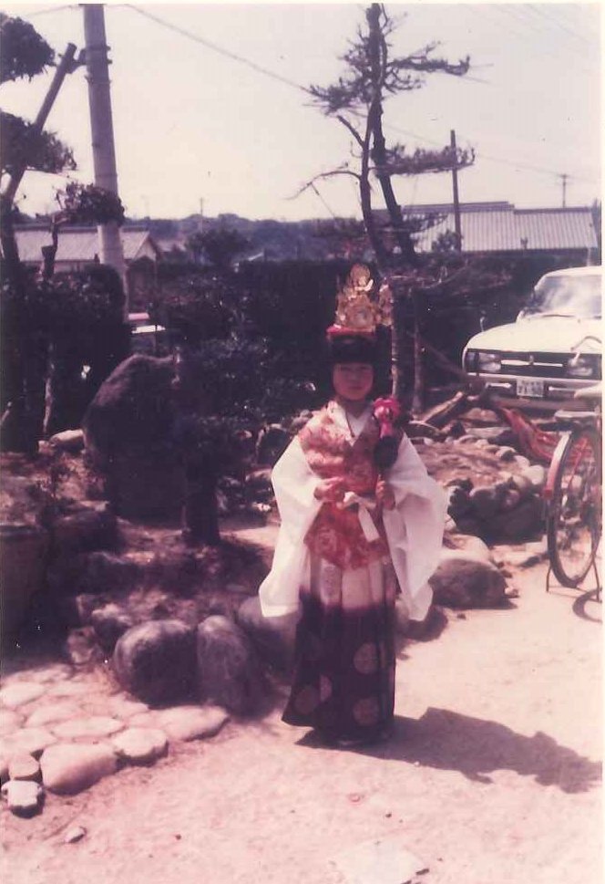 5〜6歳頃。お稚児祭りの衣装を着て誇らしそうな一枚
