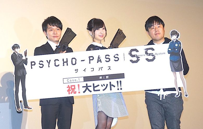 ドミネーターを手にポーズを決める野島さん、佐倉さん