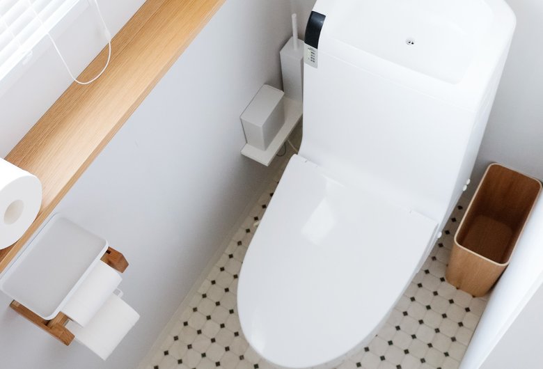 飛び散り汚れが気になる床。ものを置くのは最低限にして掃除をしやすく