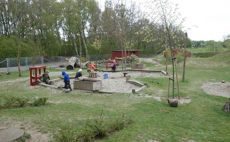 デンマークの幼稚園園庭で遊ぶ子どもたち。