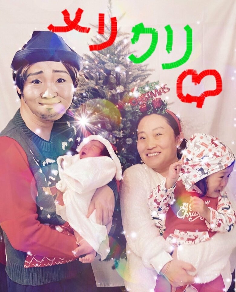 次女が生まれたばかりの頃にクリスマスツリーと一緒に撮影した家族写真
 
