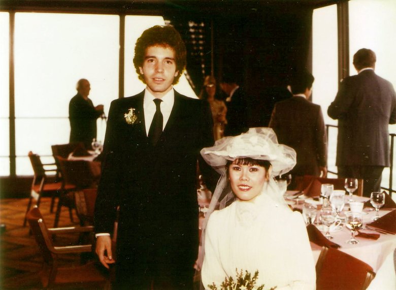 結婚式の二人。結婚後は語学力を活かしてデーブさんの仕事を手伝うように