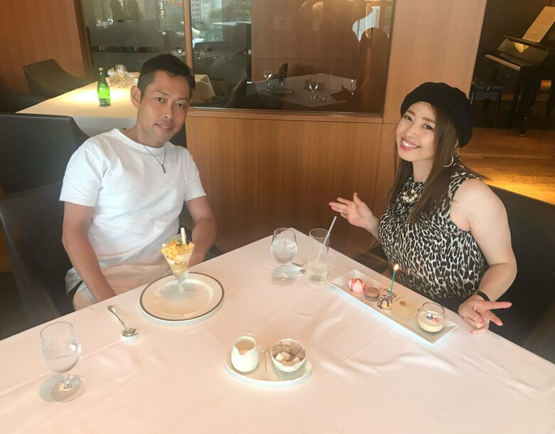 2019年に梅津さんの誕生日を祝うおふたり