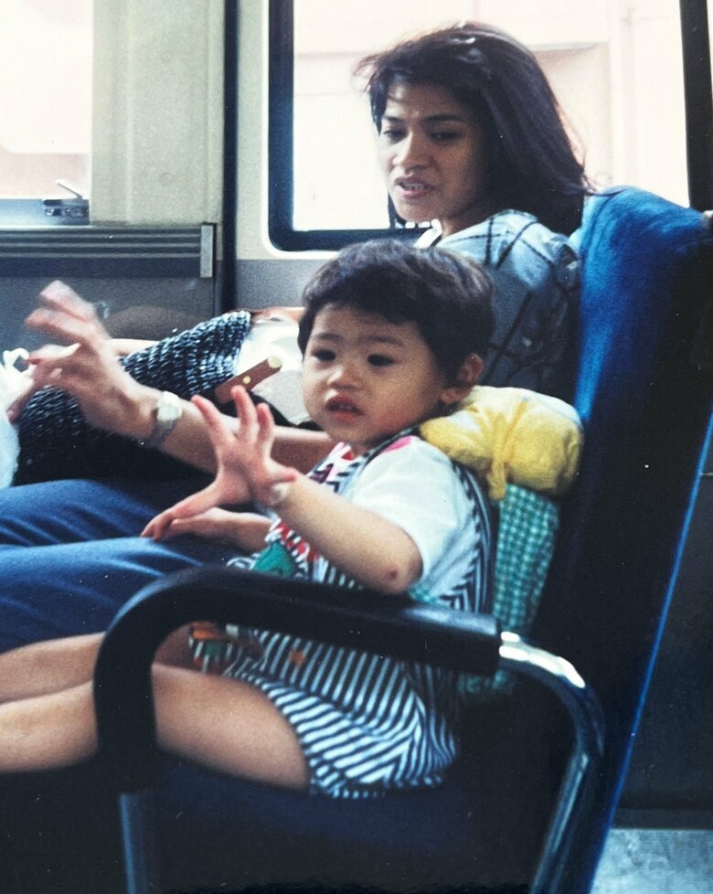 「かわいい！」バスに乗る幼少期のハリウさんと母