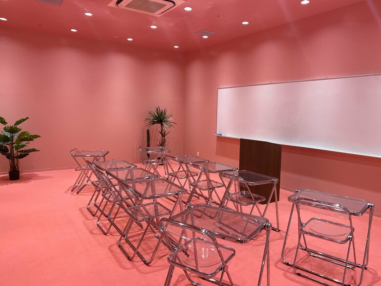 ピンク一色の教室風景