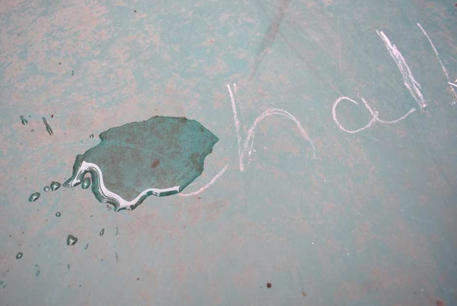 おすすめセリアおもちゃ「水で流せるチョーク」で遊んでる画像2