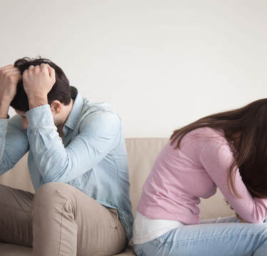 他の女性をチラ見！？妻を傷つける夫の無自覚な視線とは？