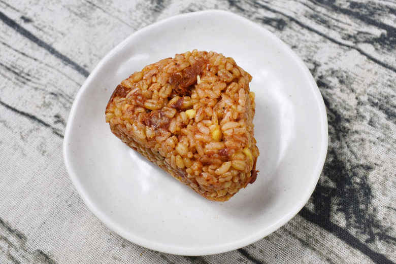 ナチュラルローソンのおすすめおにぎり「もち麦入りトマト＆チーズのおにぎり」の実食画像