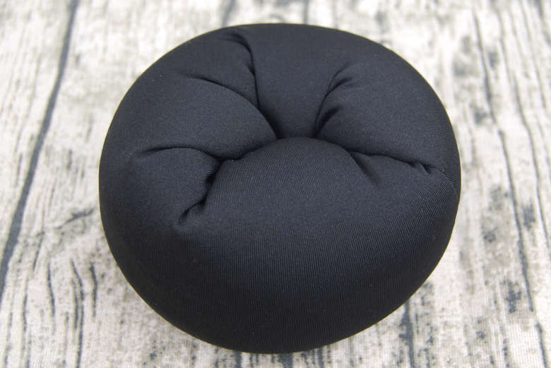 セリアのおすすめ商品「リラックスミニまくら」の実物画像