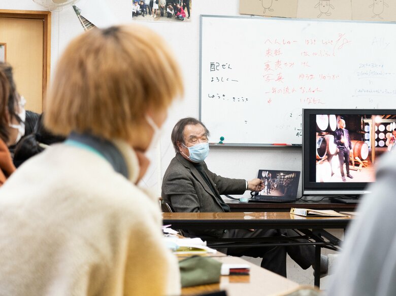 高等専修学校で「心理学」の授業をする堀先生