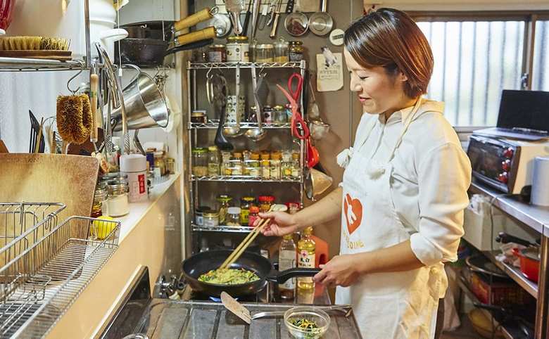 仕事のメインは調理だが、付随する業務も多い（実際の訪問時は三角巾とマスクを着用）