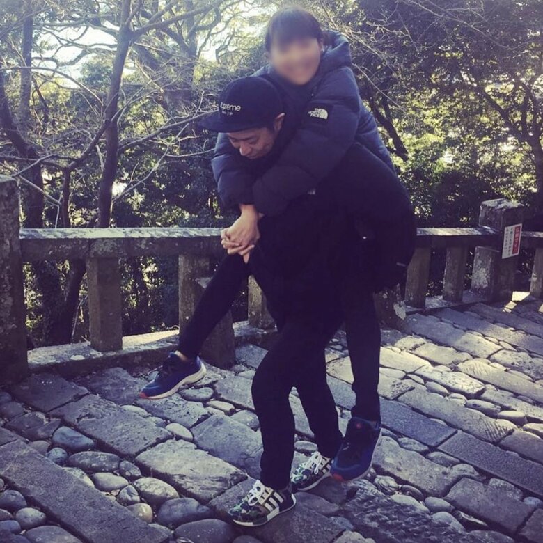 あいさんをおぶって石段を登る献身的な尾形さん