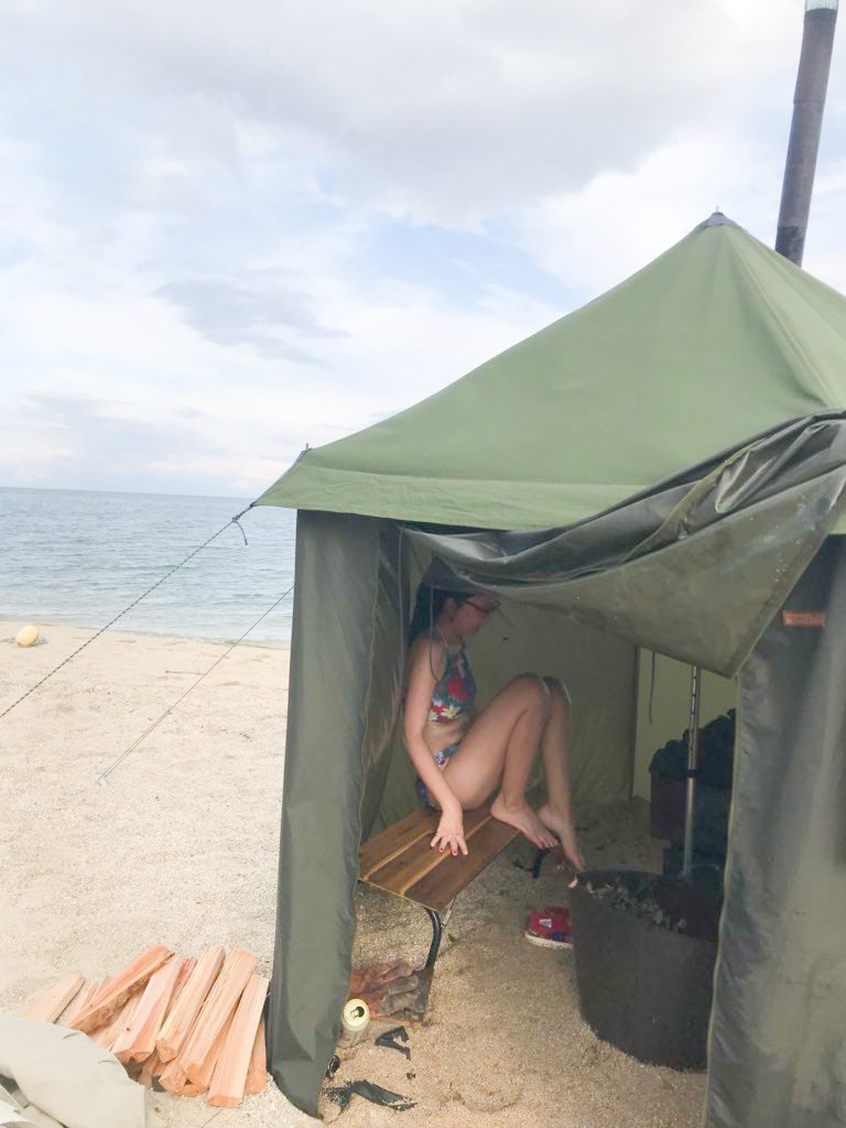 海辺でサウナを楽しむまんきつさん