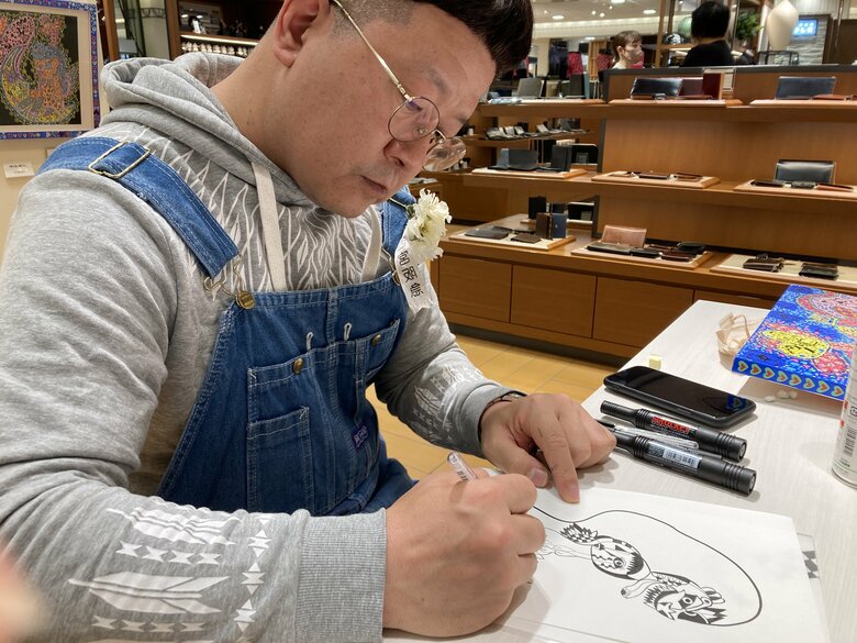 制作中のたいぞうさん。集中しやすい特性を活かして絵を描き続けている