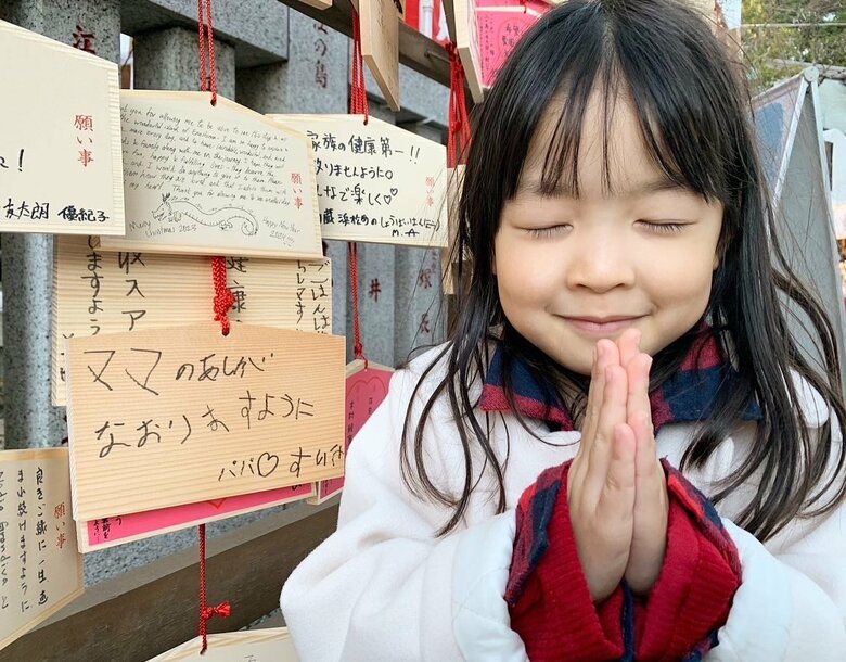 娘のすいかちゃん。「ママのあしがなおりますように」と絵馬に祈願