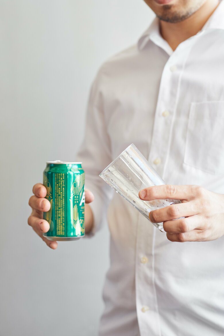 ビール本来の味わいを楽しむ注ぎ方２／グラスをビールのほうへ45度傾ける