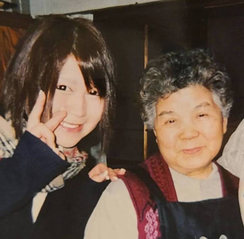 学生時代のりんごちゃん。大好きなおばあちゃんと