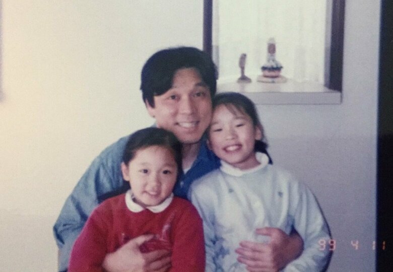 4歳のころの松浦さん（左）。お笑いが大好きだった父との1枚